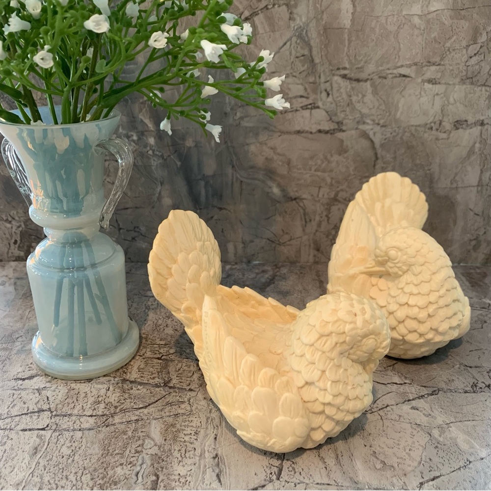 Classic pair of detailed A Santini dove sculptures in ivory color. Made in Italy